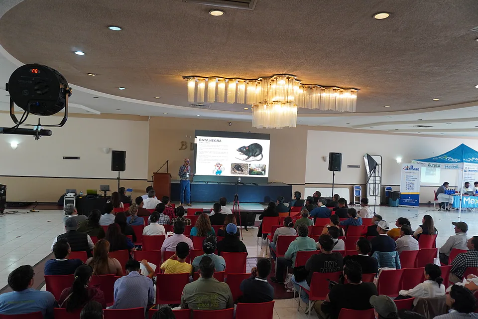 Vista general de una ponencia sobre prevención ante la audiencia.