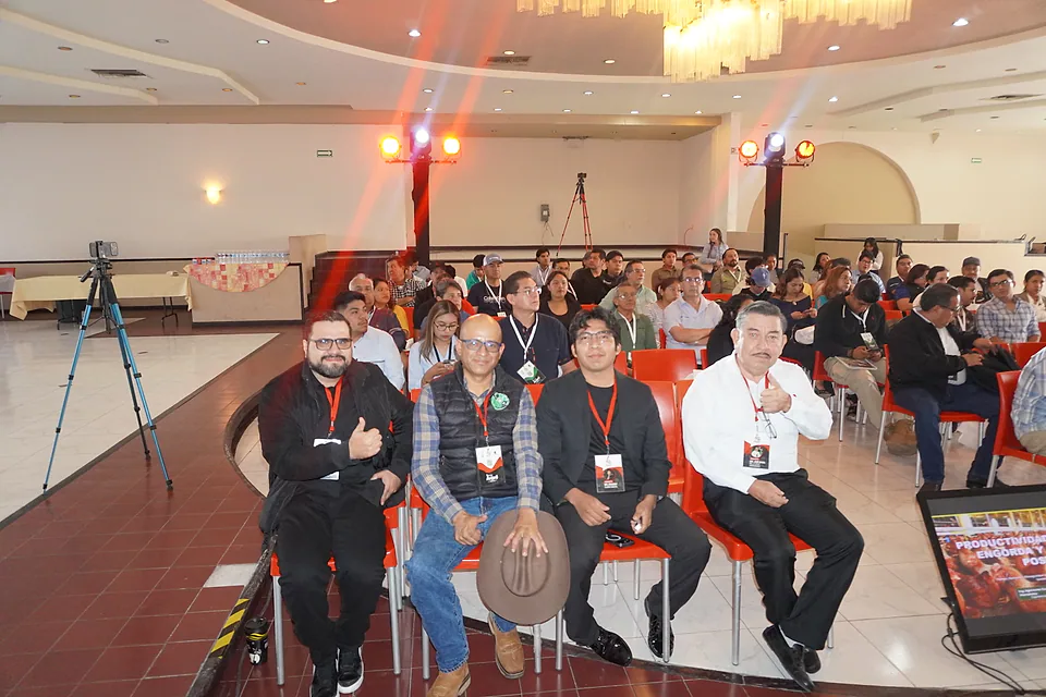 Grupo de asistentes reunido frente al escenario al inicio de la Expo.
