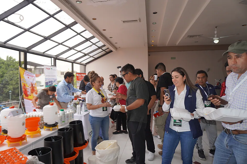Asistentes conversando y conociendo soluciones en la zona de exposición.