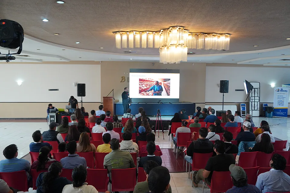 Conferencia ante una sala llena de asistentes de la Expo Avícola Productiva 2026.