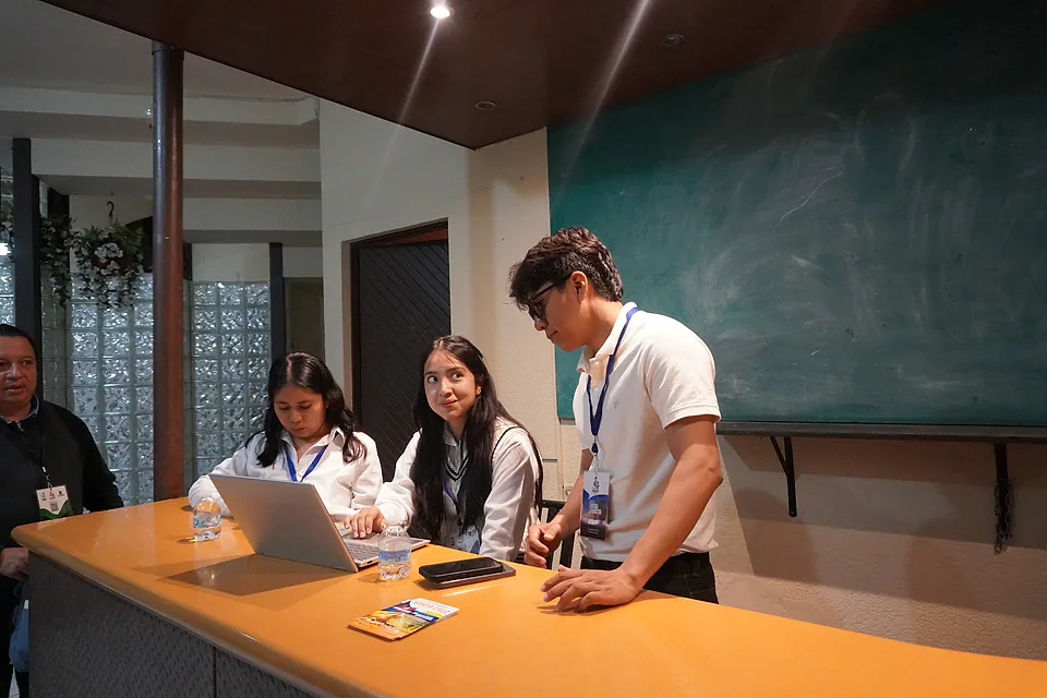 Integrantes del equipo de registro trabajando junto a una computadora.