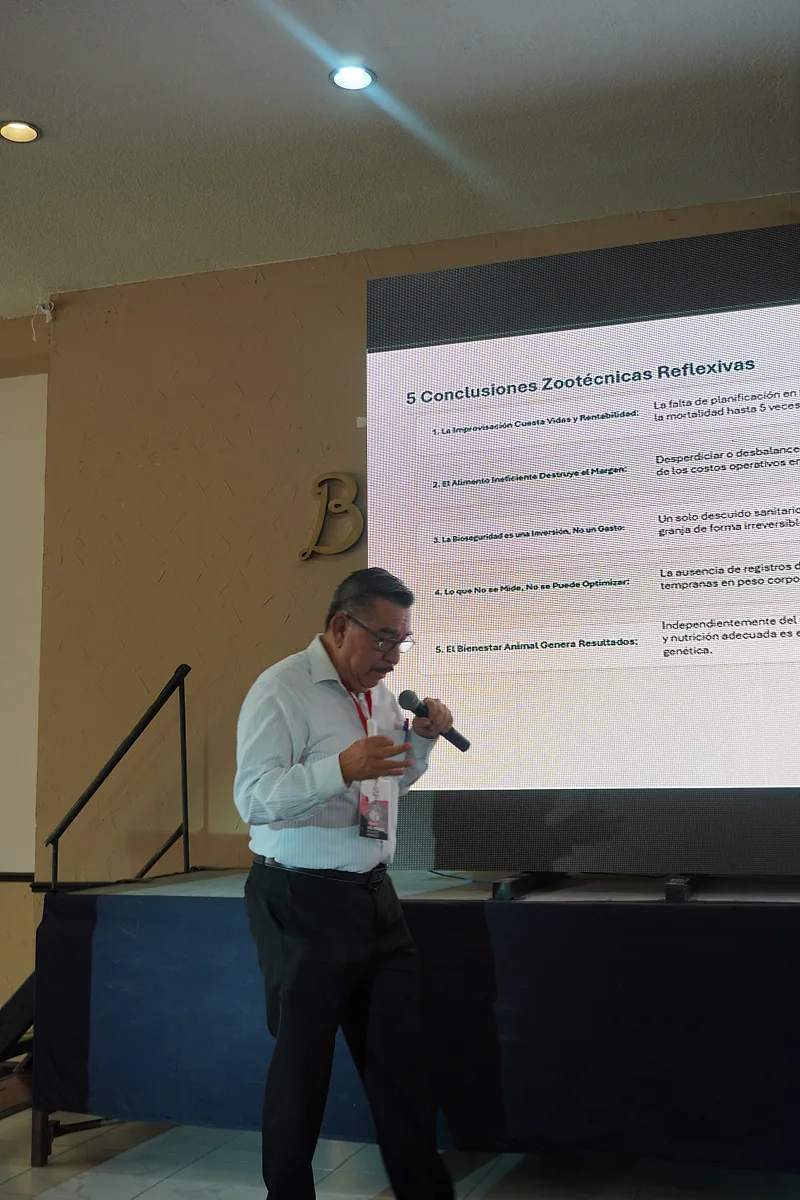 Ponente compartiendo conclusiones técnicas frente a la pantalla principal.