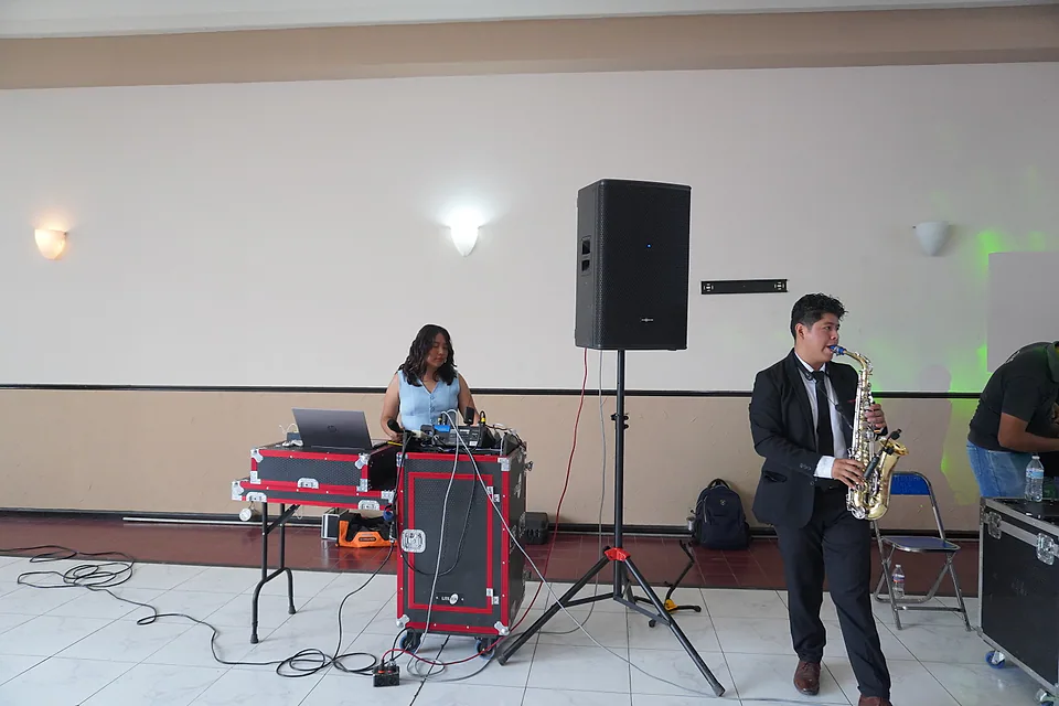 Saxofonista y DJ durante un momento musical de la Expo.